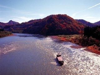 阿賀野川ライン舟下りの紅葉の写真３