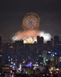 あべのハルカス展望台では、2019年8月10日（土）のなにわ淀川花火大会開催に合わせて、特別営業を実施