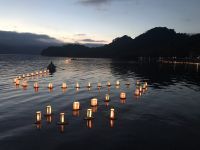 今年は十和田湖の湖上からも。「バルーンランタンと灯ろう流しと花火で祈る」開催