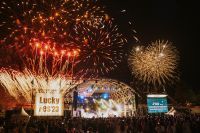 LuckyFes、“LuckyFes Star Light Show”を3日間開催！「野村花火」による7分間1000発の花火と音楽とで夏の夜空を華麗に演出！
