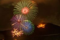 8月16日は、箱根登山電車に乗って「箱根強羅温泉大文字焼」へ！箱根強羅公園の夜間特別営業、登山電車、ケーブルカーの臨時運転を実施
