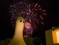 約2500発の花火を中心市街地から打ち上げます！「十和田市夏まつり花火大会」で、アートのまちと迫力満点の花火とのコラボレーションを堪能！