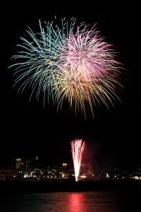 【静岡・伊東】伊豆最多の15回開催！今夏は伊東温泉で「海の花火大会」を満喫。8月10日は2万発の「按針祭」も