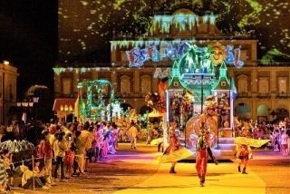 情熱的で華やかなナイトパレード「エスパーニャカーニバル“アデランテ”」