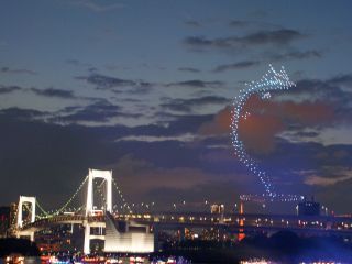 背後にドローンが浮かび上がる