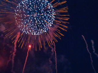 大輪の花火が競馬場を染めます