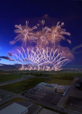 双葉町で開かれる花火大会のイメージ。中央下の建物が東日本大震災・原子力災害伝承館