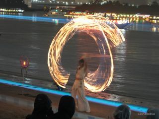 海岸では光や火を用いたパフォーマンス