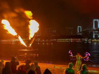 炎の熱がこちらまで伝わってきます