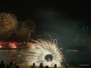 炎と花火との共演！