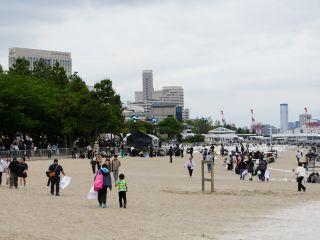 あいにくの空にも多くのお客様が