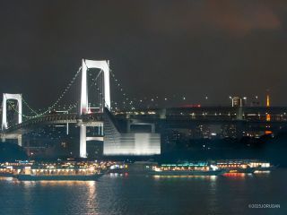 日が暮れると屋台船がたくさん、東京湾が彩られます