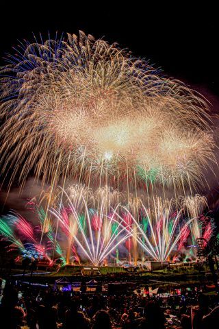 夜空を彩る大連発花火