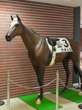 会場には競馬場ならではのオブジェも楽しめます