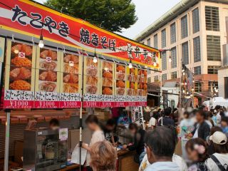 屋台グルメは長蛇の列