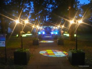 地面にはステンドグラスを模したプロジェクションマッピングも