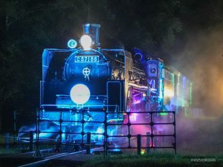 さまざまな光の演出で蒸気機関車が彩られます