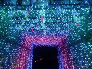 光あふれる回廊に風鈴が涼しさを演出