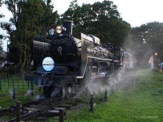 ミストの演出が蒸気機関車を生き生きとさせます