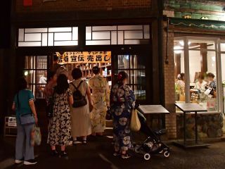 武居三省堂(左)、花市生花店(右)