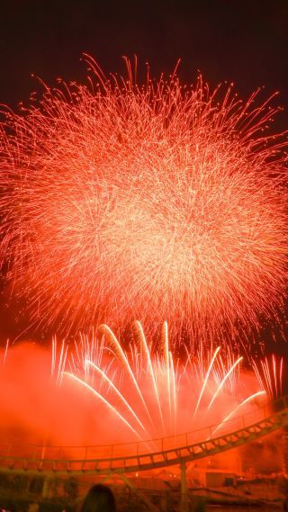開園60周年を記念して一尺玉を打ち上げる