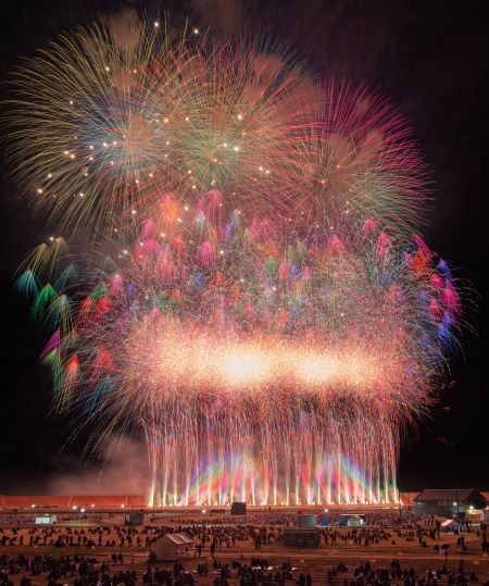 過去大会でマルゴーが打ち上げた花火（岩手県陸前高田市）