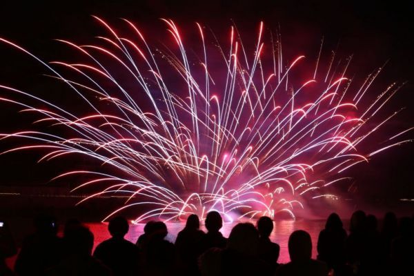 咲花温泉水中花火大会イメージ３