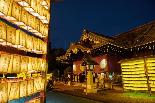 夏の夜空に浮かぶ提灯イメージ