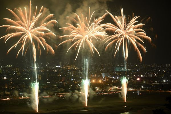 約1万～1万5千発の花火が夜空を彩る「安倍川花火大会」2