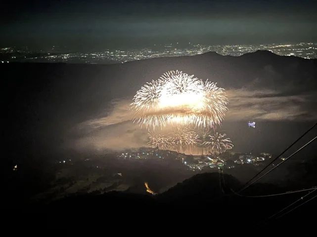 打ち上げ花火、下から見ますか、横から見ますか、上から見ますか？箱根芦ノ湖サマーナイトフェスタin箱根園 開催