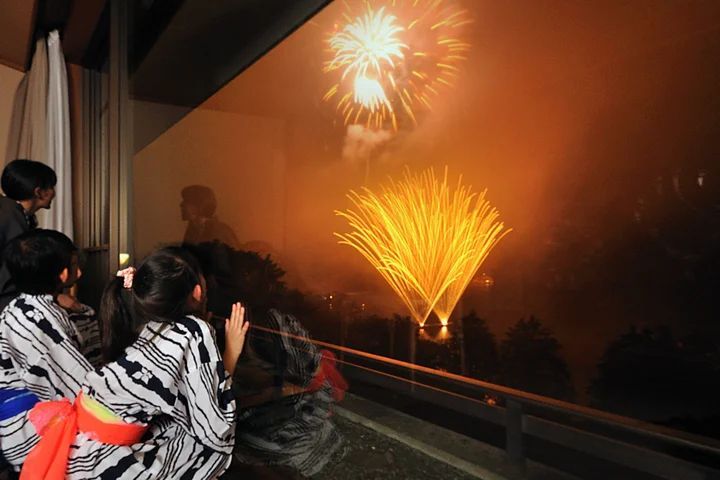 横から見る花火（芦ノ湖畔 蛸川温泉 龍宮殿 客室より）