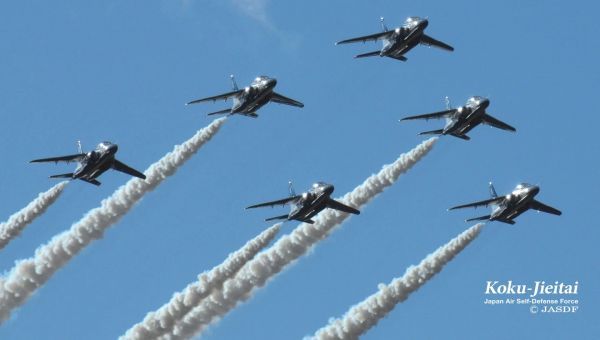 空と海と花火のショーイメージ