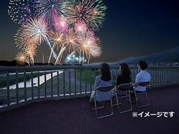 貴重な橋上観覧席設定。京都・保津川花火大会