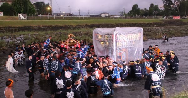 若衆が担いだ勇壮な神輿が五行川を渡る「神輿川渡御（かわとぎょ）」