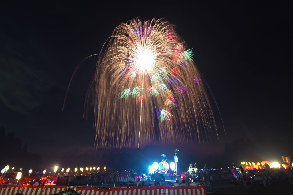 参考：直径800ｍの大輪の花を咲かせる世界一の４尺玉（令和６年９月撮影）