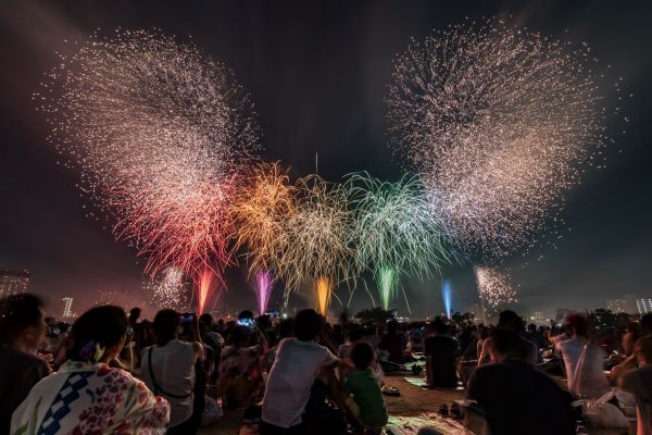 大玉と噴き上げ花火のコンビネーションが大迫力　（足立区街フォトコンテスト応募作品　第２回／hibiki氏）