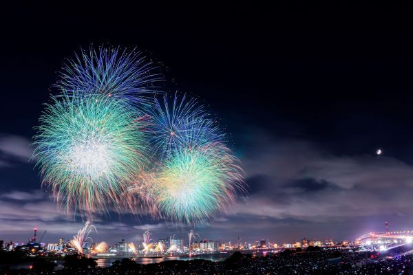 多彩な花火が荒川河川敷の夜空を華やかに彩ります　（あだち街フォトコンテスト２０２３応募作品　れいお氏）