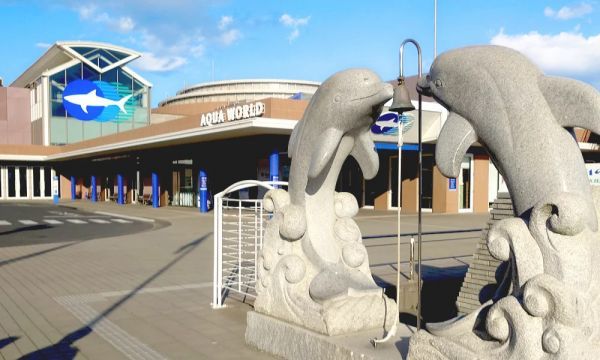 『アクアワールド茨城県大洗水族館』入口付近にある『出会いの鐘』