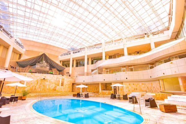 「大江戸温泉物語 ホテルレオマの森」屋内温水プール