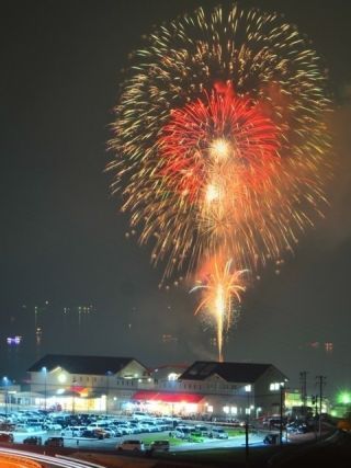 第49回三原やっさ祭り「2024やっさ花火フェスタ」の写真３