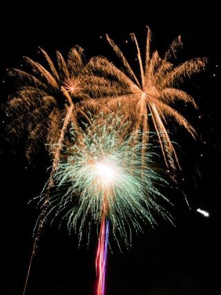 佐渡の盆「獅子ヶ城祭り」 花火ファンタジーの写真３