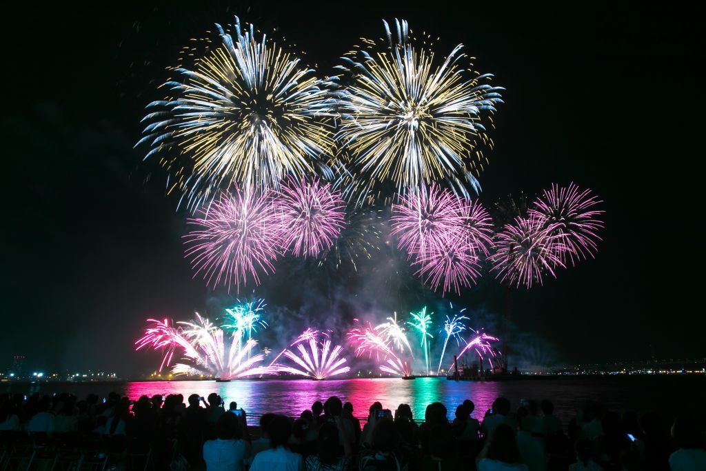 市 花火 今日 横浜 横浜開港祭でフィナーレの花火を全18区にて同時打ち上げ コロナ禍収束と笑顔、感謝の想いを乗せ（ウォーカープラス）