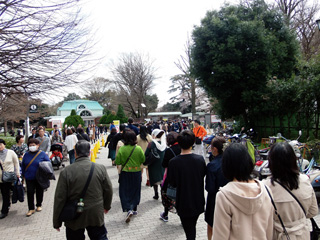 新宿門、入場の列