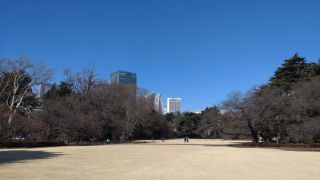 新宿門付近、気持ちいい青空