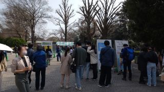 お昼過ぎの新宿門付近