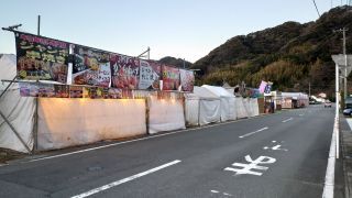 桜並木道にはたくさんの屋台が並ぶ