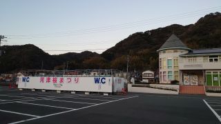 日中は観光バスがたくさん駐車していたのでしょう
