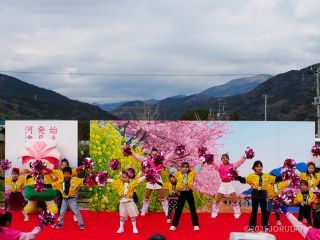 地元チアダンスチーム「GO KAWAZU」が盛り上げます！