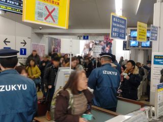 午前11時到着の便は平日でもこの混雑度