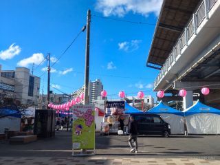 桜まつりが始まり、駅前には出店が立ち並ぶ